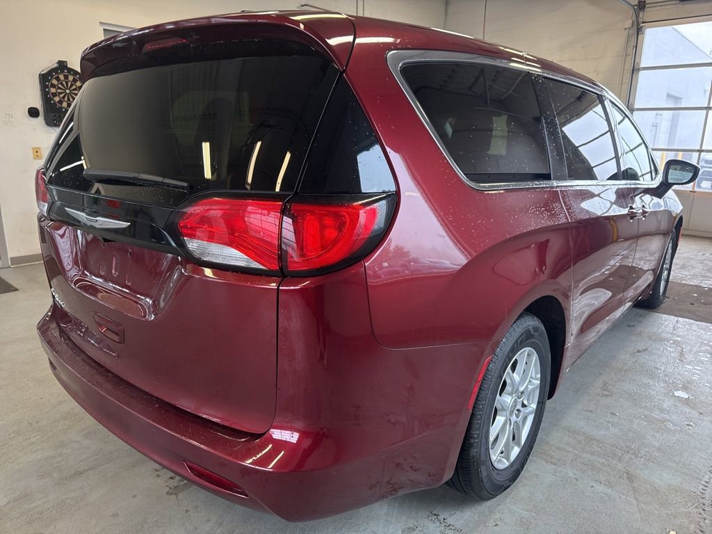 Used 2023 Chrysler Voyager LX image 3