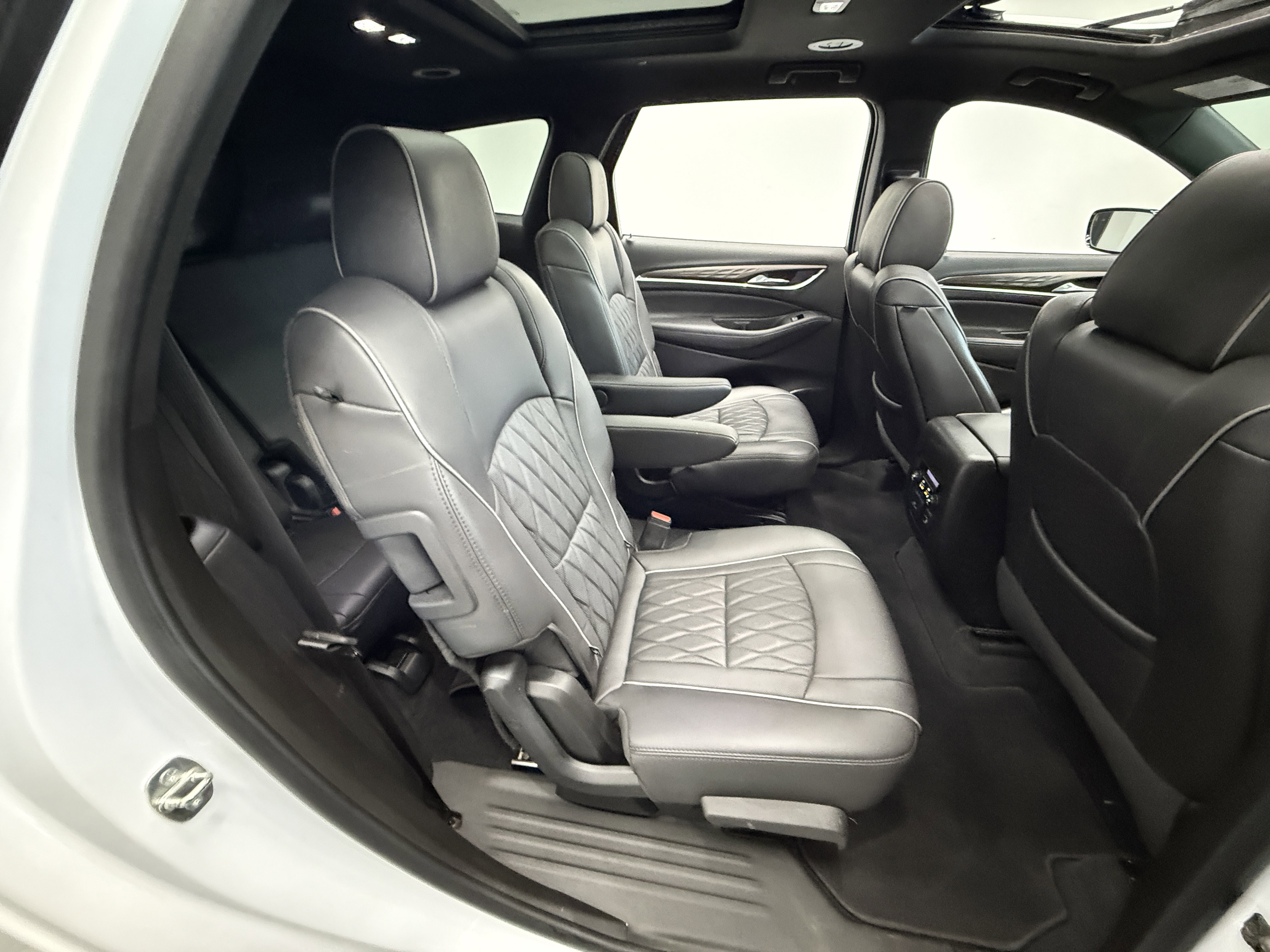 Used 2023 Buick Enclave Avenir image 30