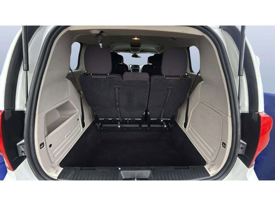 Used 2019 Dodge Grand Caravan SE w/ UConnect Hands-Free Group image 18