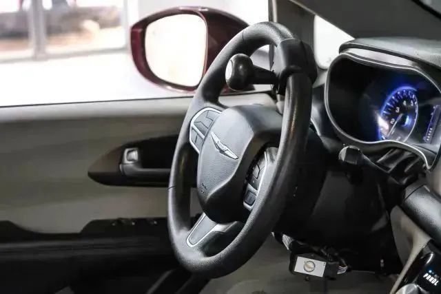 Used 2018 Chrysler Pacifica Touring Plus w/ Tire & Wheel Group FWD image 19