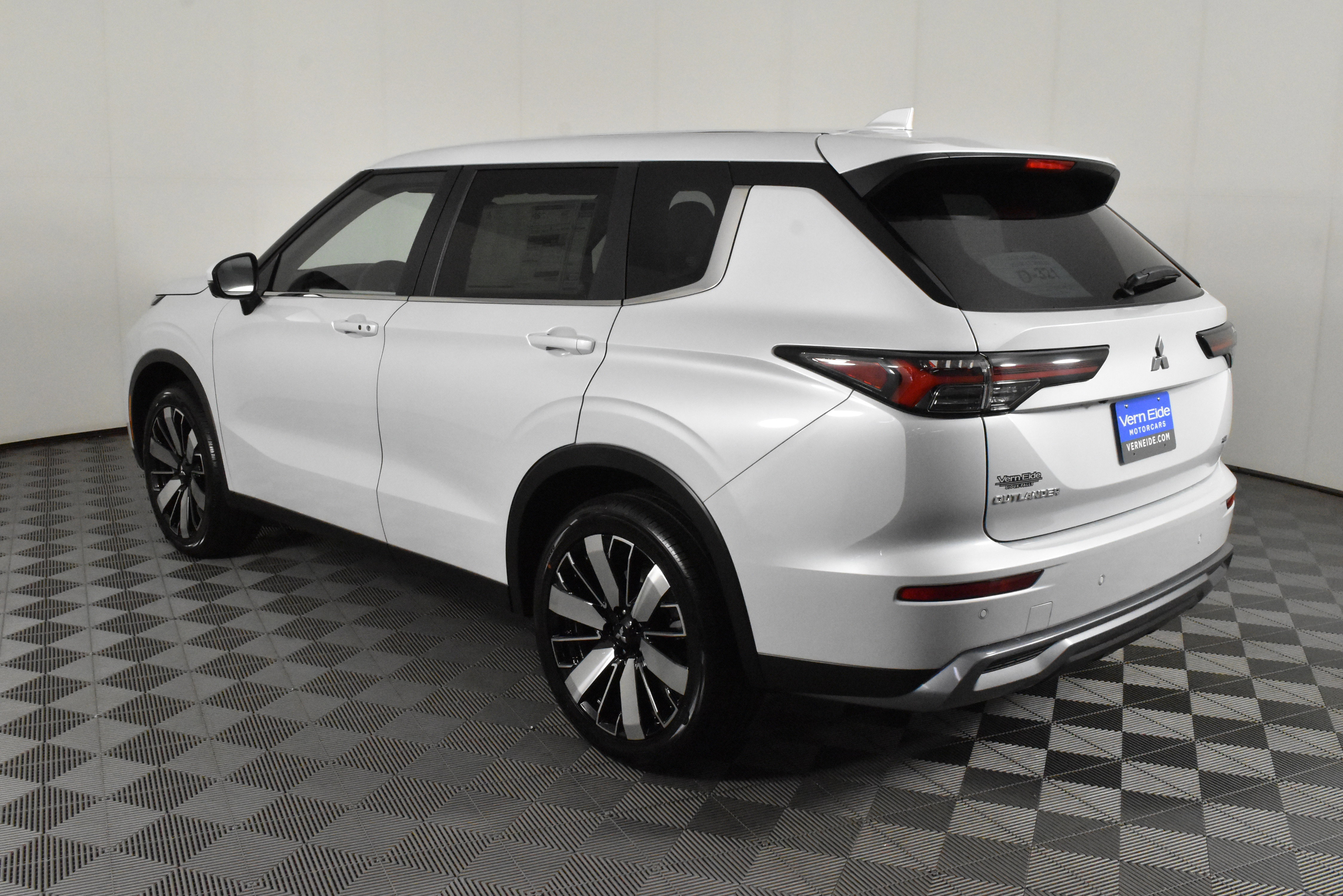 New 2025 Mitsubishi Outlander SE image 8