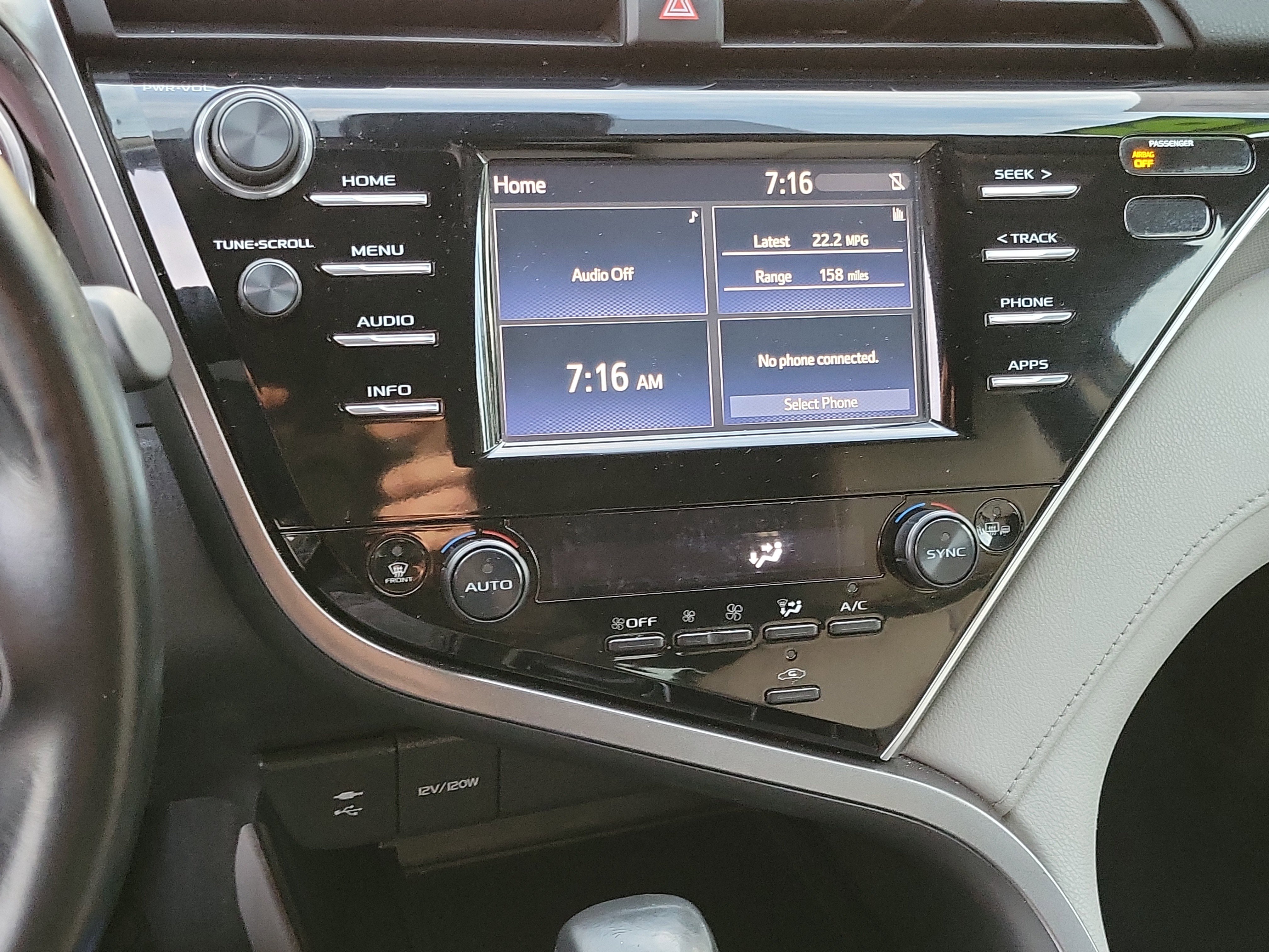 Used 2018 Toyota Camry XSE image 11