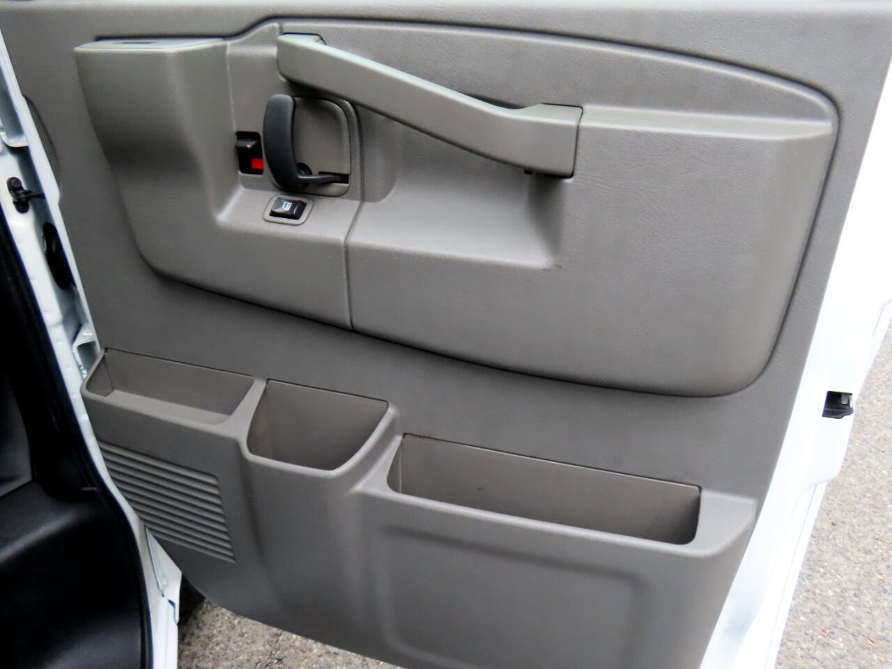 Used 2016 Chevrolet Express 2500 image 21