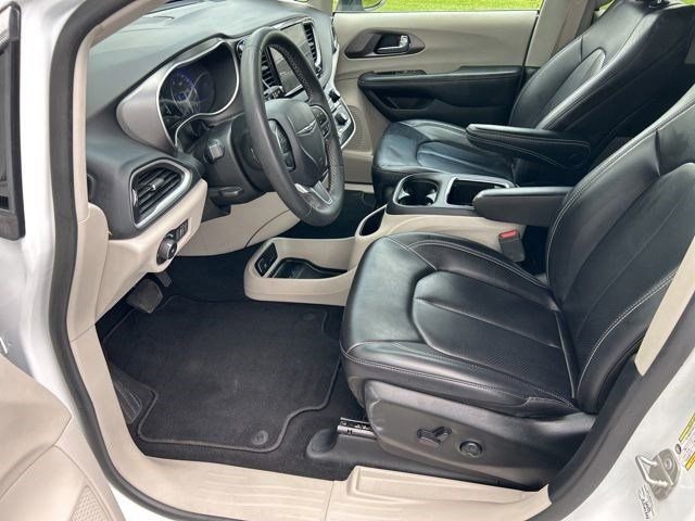 Used 2023 Chrysler Pacifica Touring-L FWD image 13