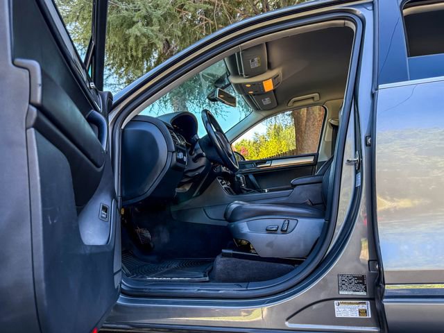 Used 2013 Volkswagen Touareg Sport image 22