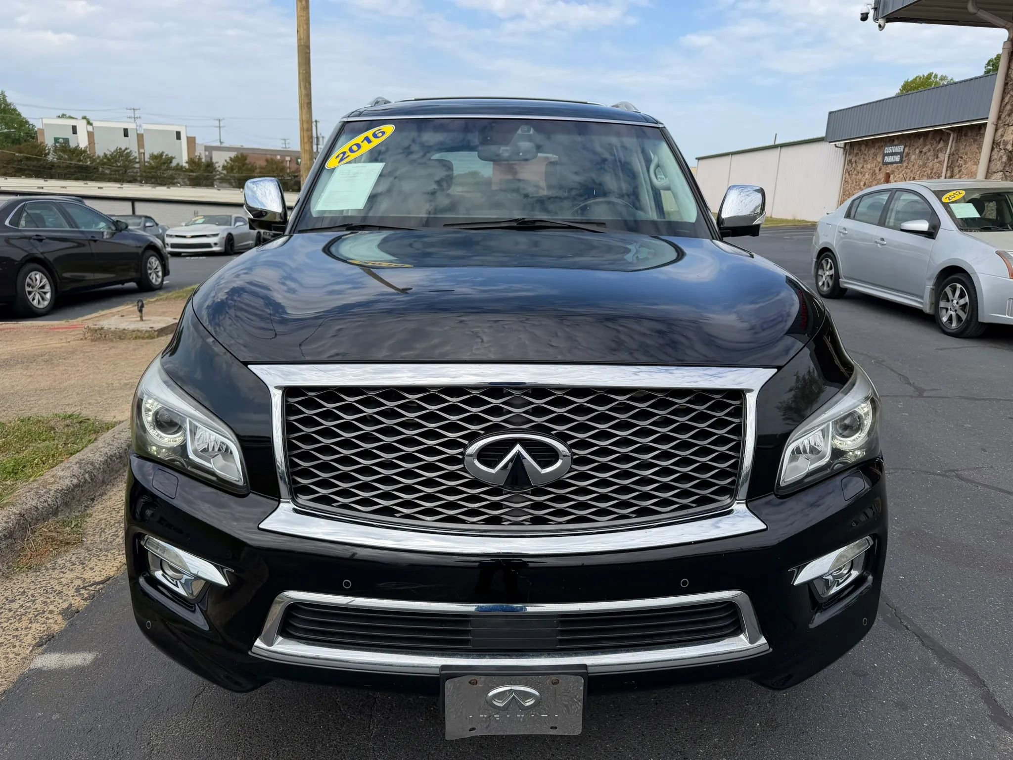 Used 2016 INFINITI QX80 4WD w/ Deluxe Technology Package image 2