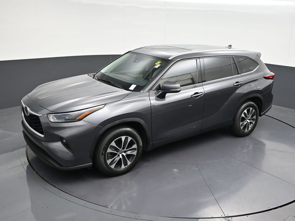 Used 2022 Toyota Highlander XLE FWD image 16