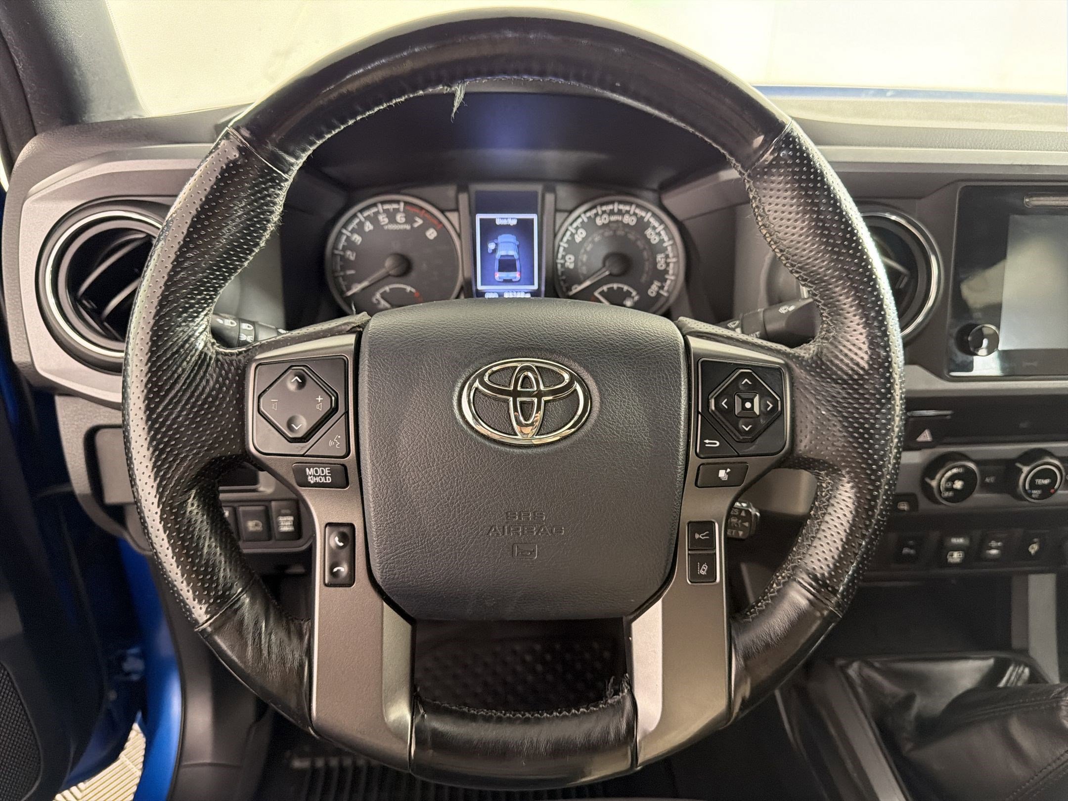 Used 2018 Toyota Tacoma TRD Off-Road w/ Technology Package AWD/4WD image 17