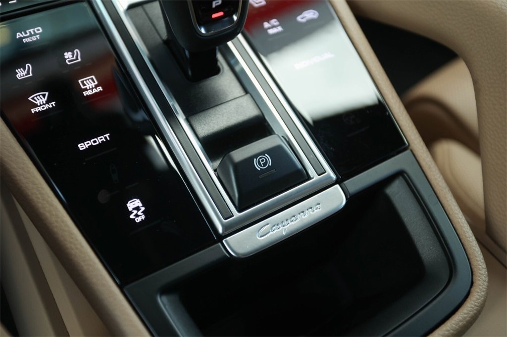 Used 2022 Porsche Cayenne Platinum Edition image 30