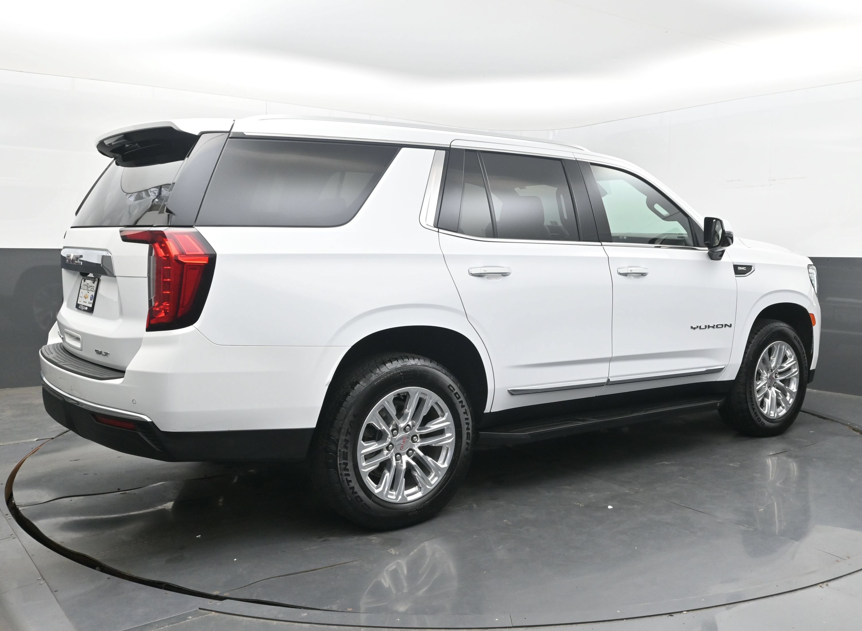 Used 2024 GMC Yukon SLT w/ SLT Luxury Package AWD/4WD image 9