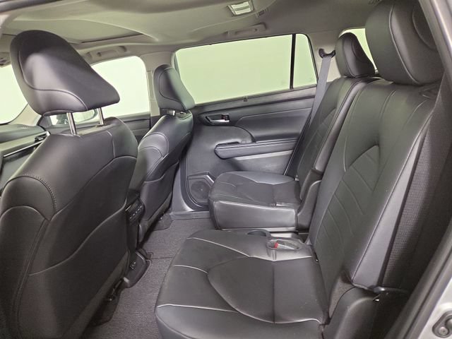 Used 2024 Toyota Highlander XLE AWD/4WD image 15