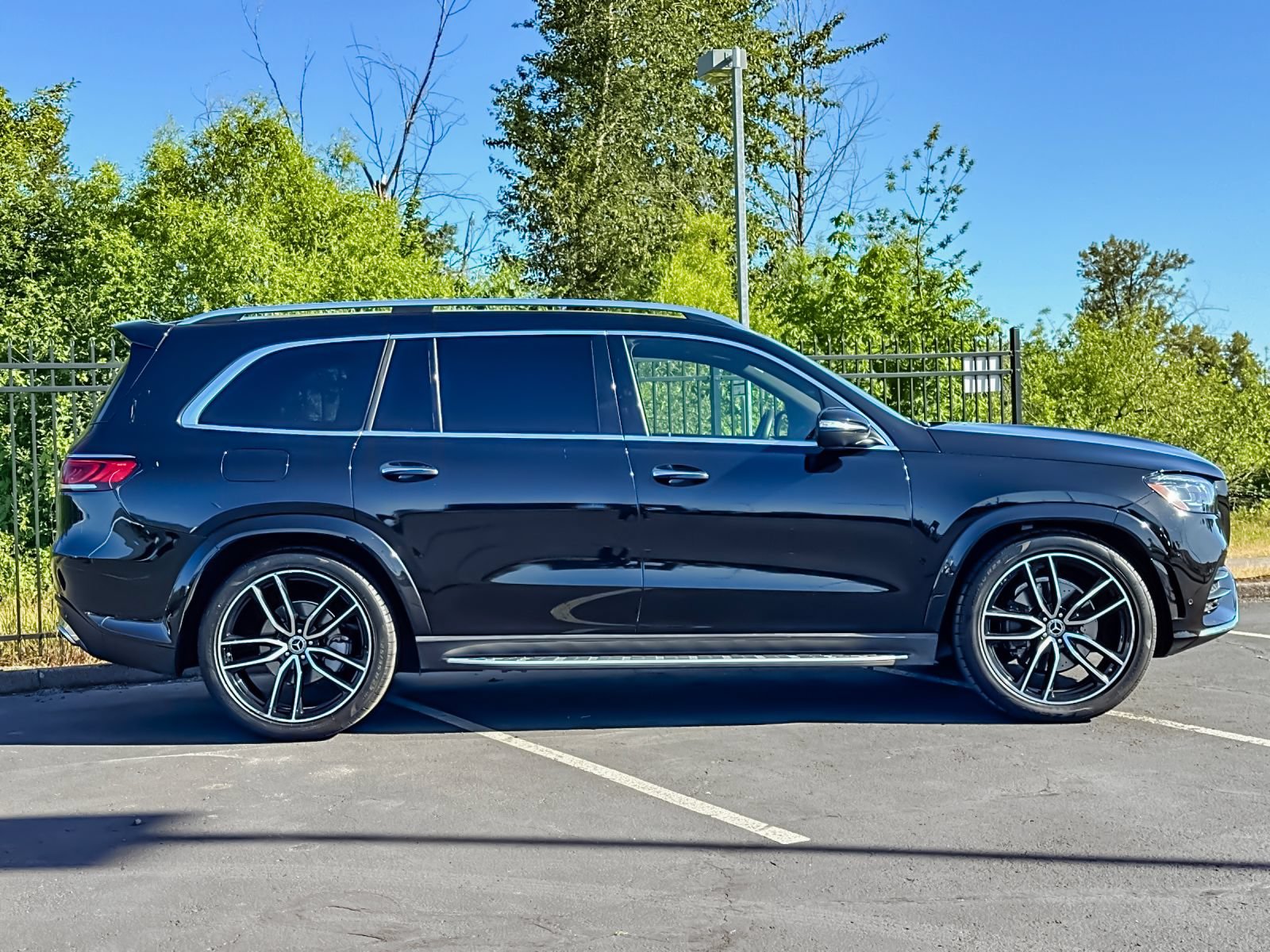 Used 2021 Mercedes-Benz GLS 580 4MATIC image 2