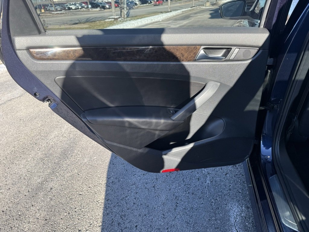 Used 2015 Volkswagen Passat TDI SEL Premium image 33