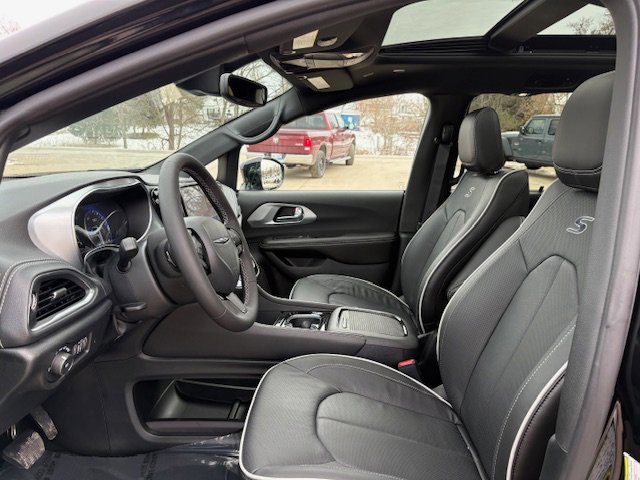 New 2026 Chrysler Pacifica Limited w/ S Appearance Package image 8