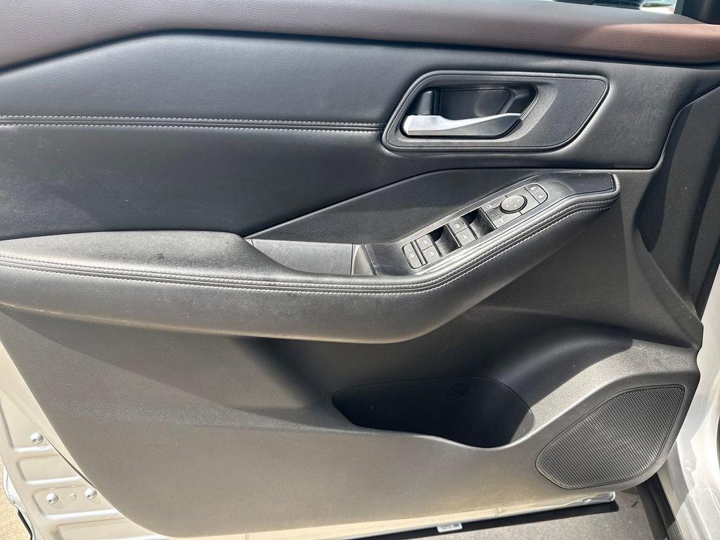 Used 2023 Nissan Rogue SV w/ SV Premium B Package image 16