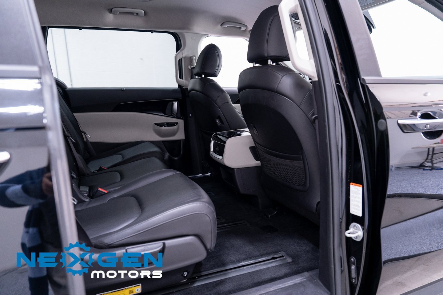 Used 2024 Kia Carnival EX image 44