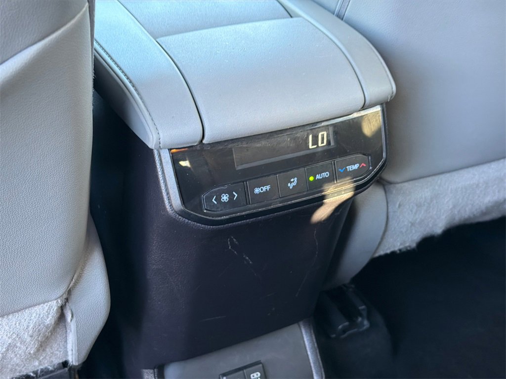 Used 2020 Toyota Highlander XLE image 19