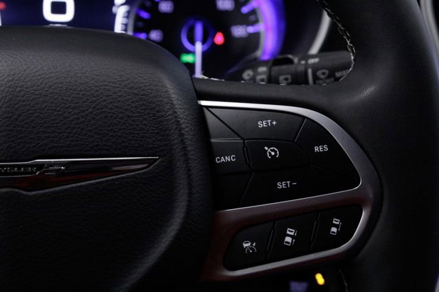 Used 2024 Chrysler Pacifica Touring-L image 32