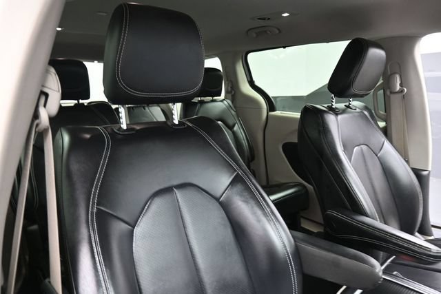 Used 2023 Chrysler Pacifica Touring-L FWD image 27