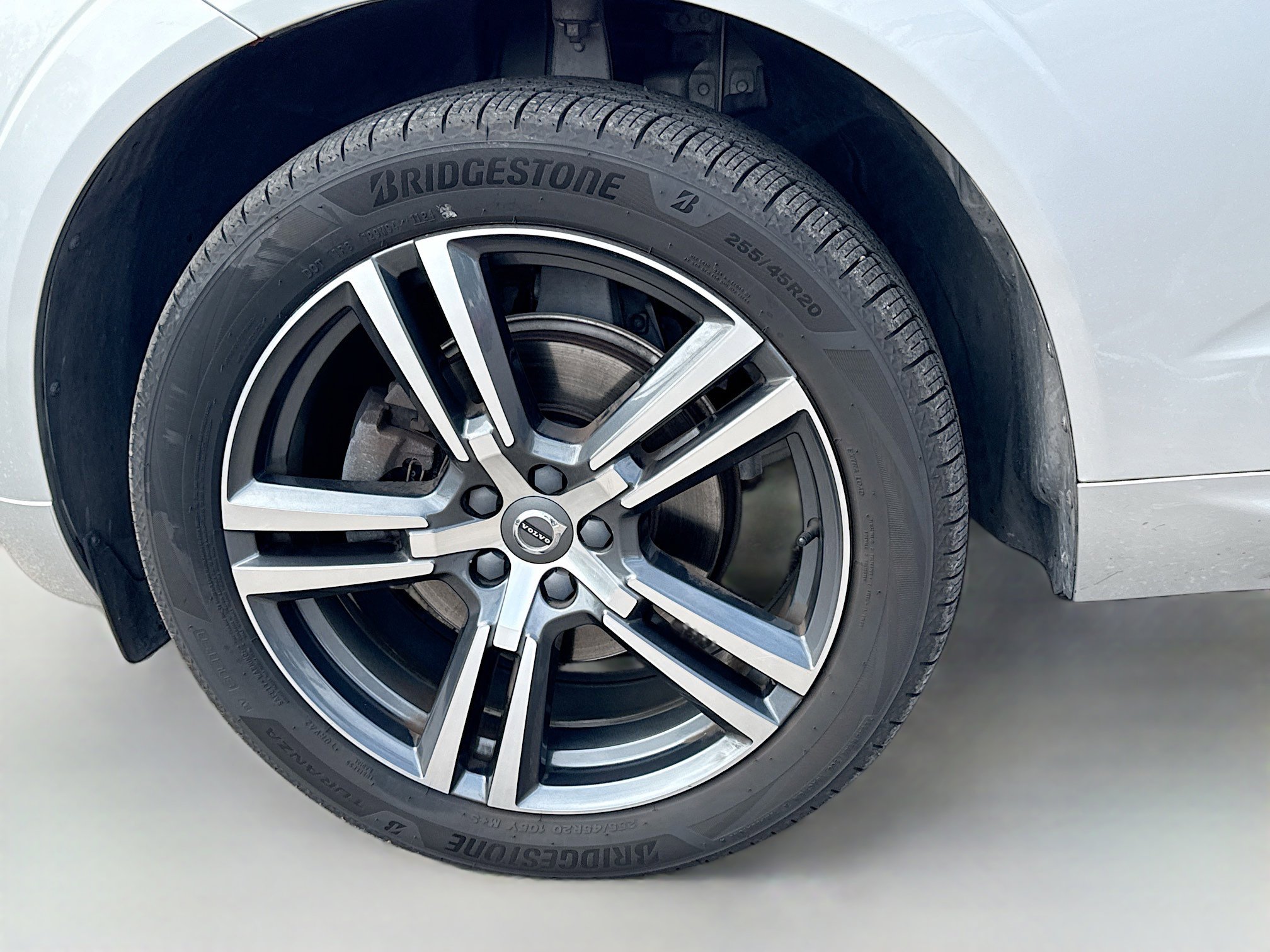 Used 2019 Volvo XC60 T5 Momentum w/ Multimedia Package image 41