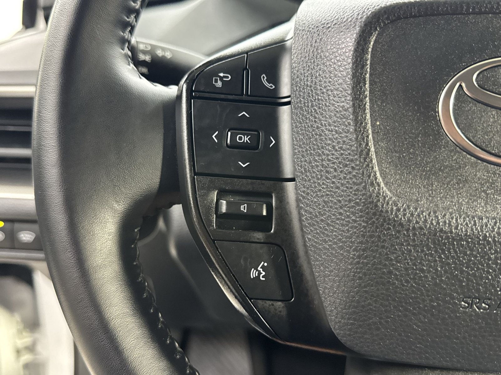 Used 2025 Toyota Prius LE AWD/4WD image 45