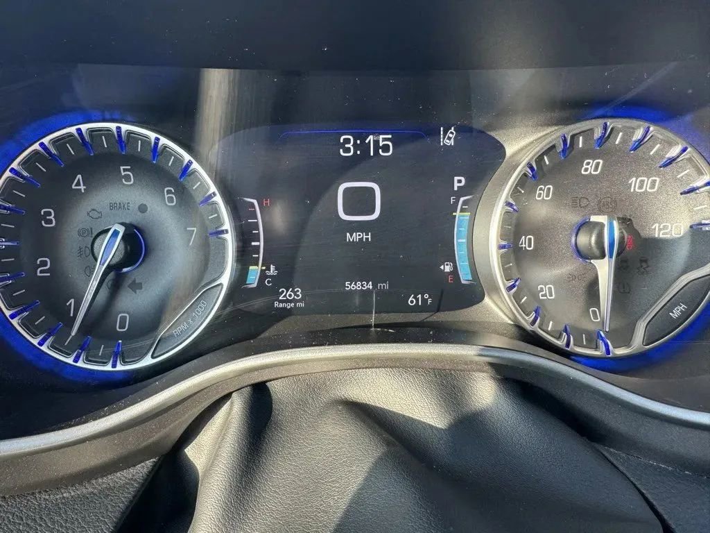 Used 2024 Chrysler Pacifica Touring-L image 29