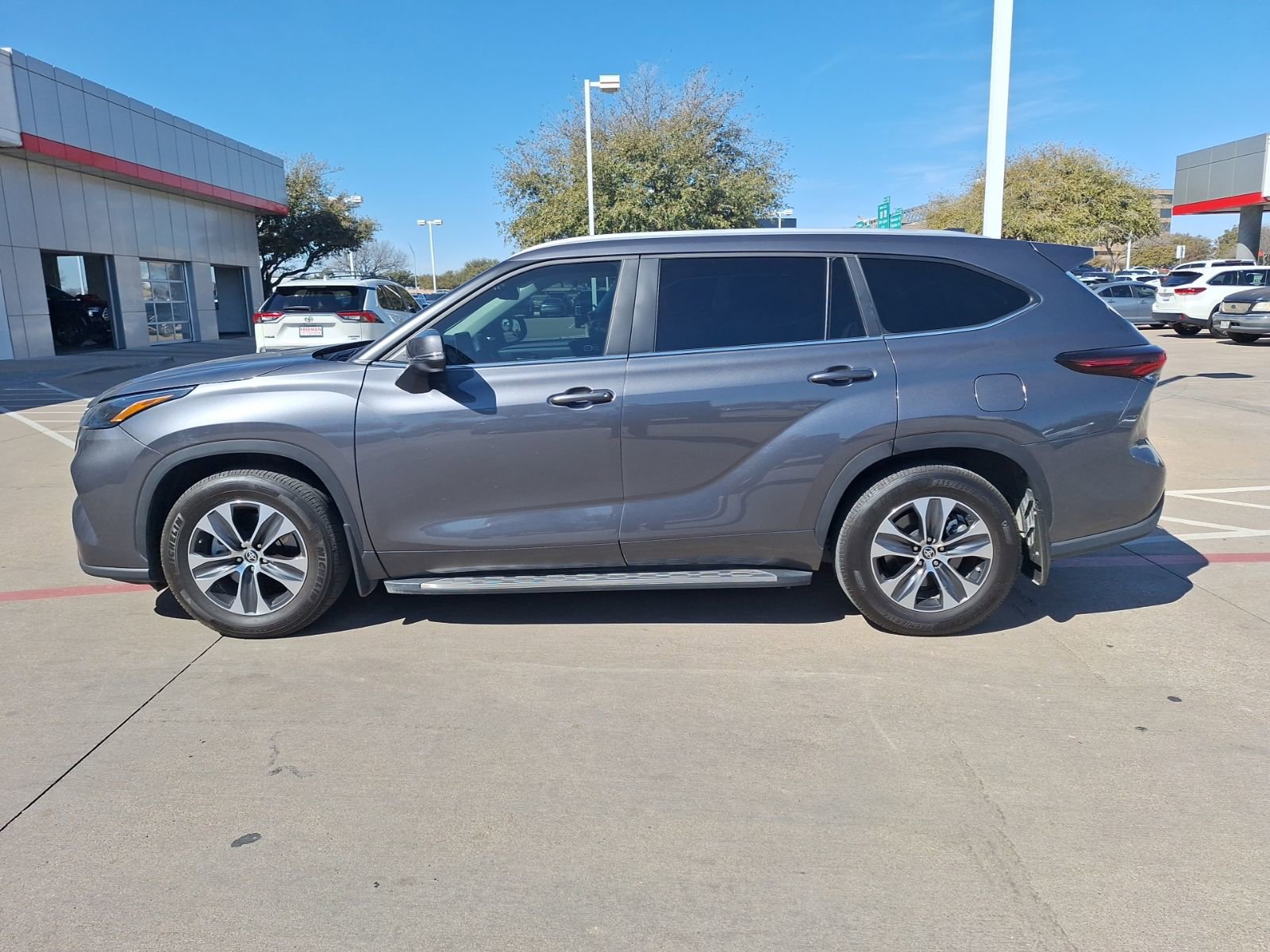 Used 2024 Toyota Highlander XLE FWD image 3