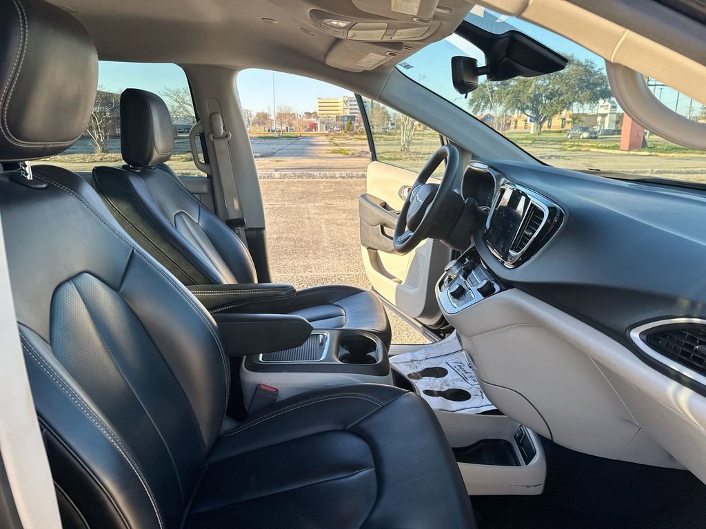 Used 2023 Chrysler Pacifica Touring-L image 32