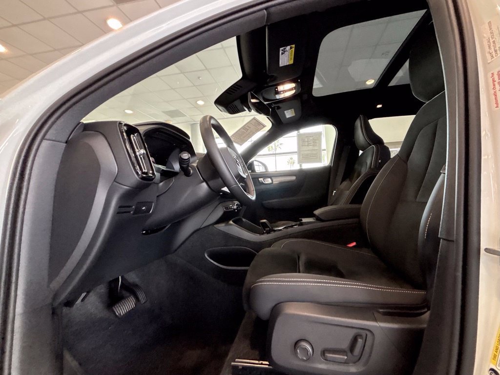 Used 2025 Volvo XC40 B5 Plus AWD/4WD image 22