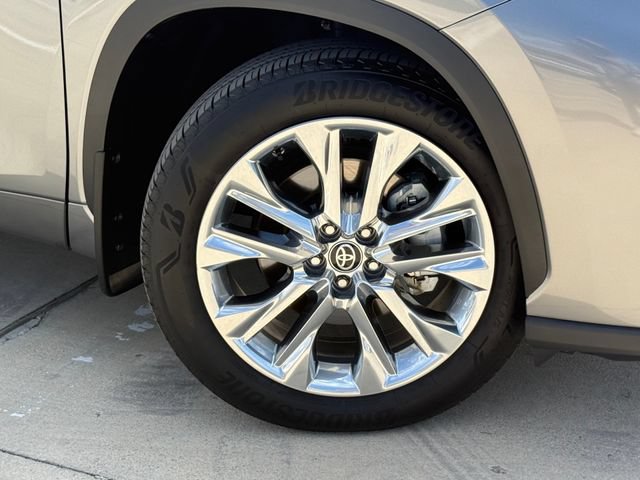 Used 2025 Toyota Highlander Limited FWD image 2