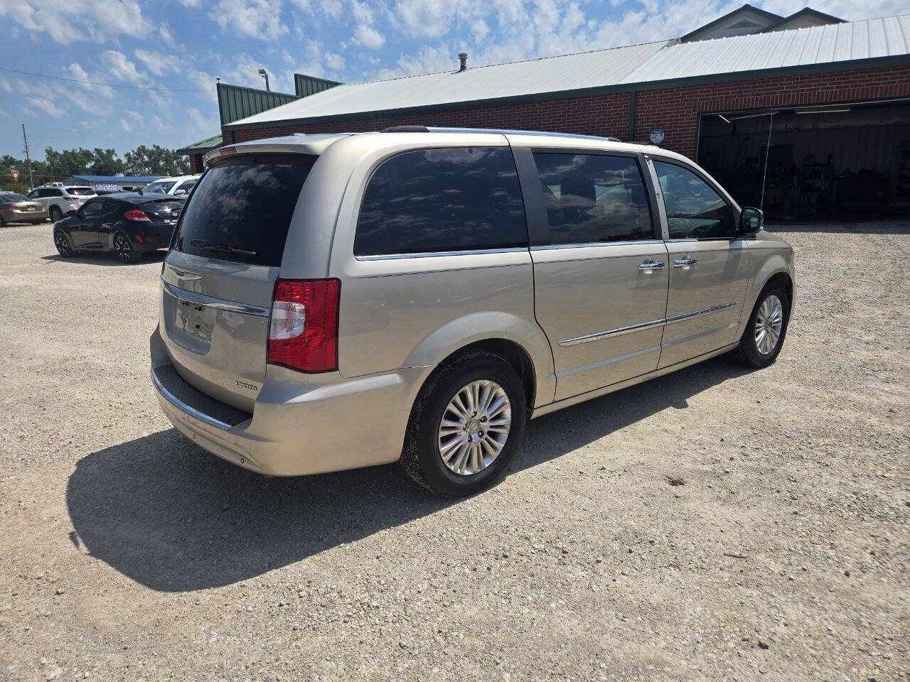 Used 2015 Chrysler Town & Country Limited Platinum FWD image 3