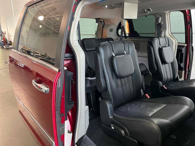 Used 2015 Chrysler Town & Country Touring-L w/ Driver Convenience Group FWD image 55