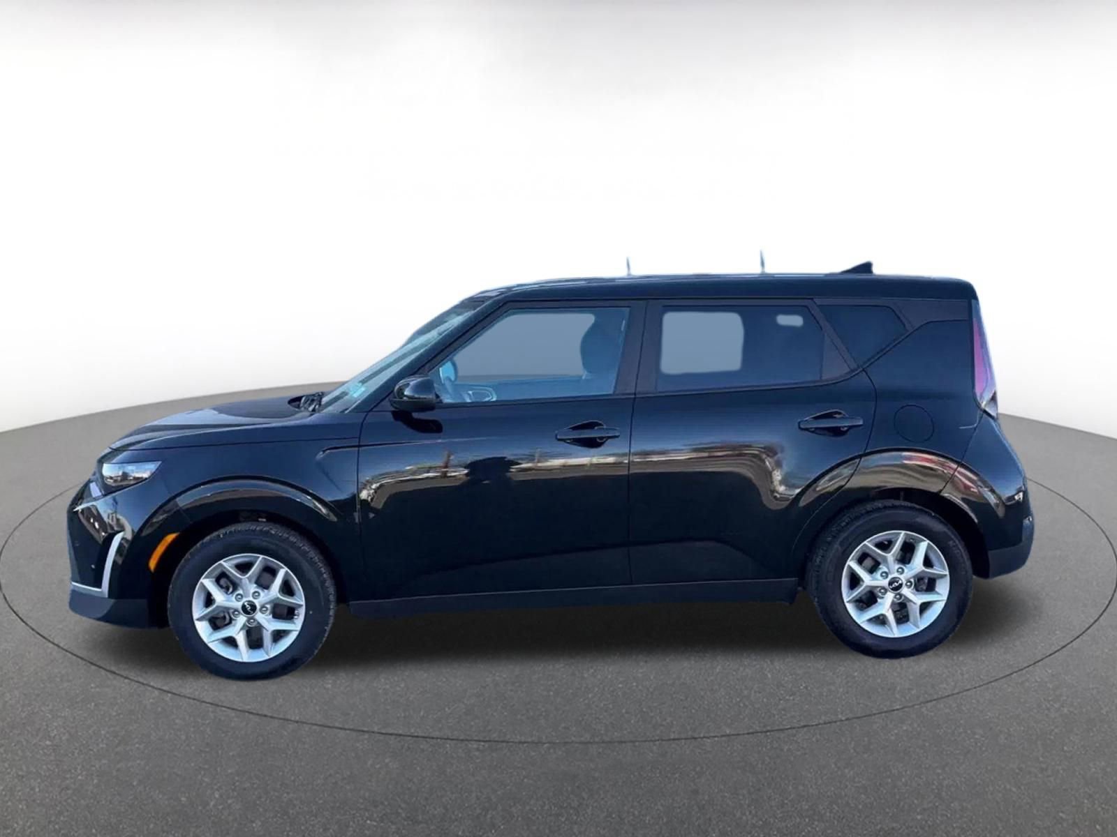 Used 2025 Kia Soul LX w/ LX Technology Package image 9