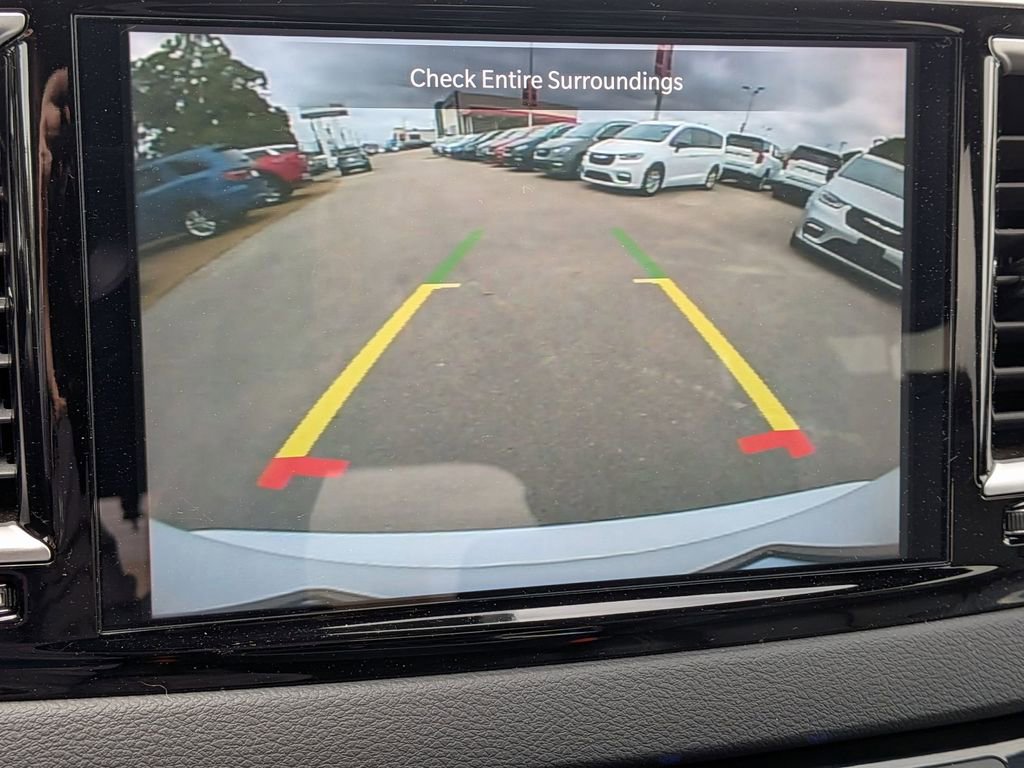 Used 2025 Chrysler Pacifica Select image 16