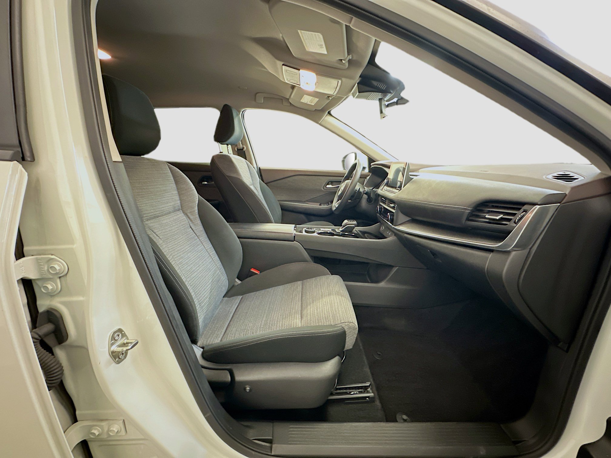 Used 2023 Nissan Rogue SV image 31