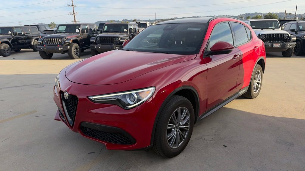 Used 2023 Alfa Romeo Stelvio Sprint image 3