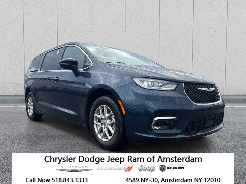 Used 2025 Chrysler Pacifica Select FWD image 1
