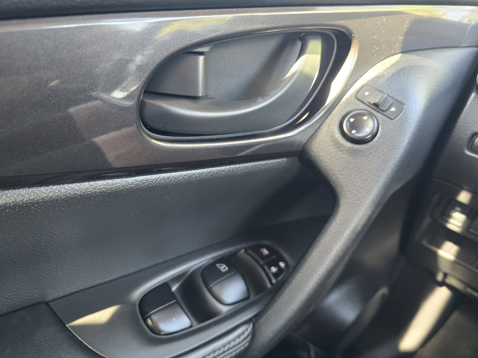 Used 2020 Nissan Rogue S FWD image 21