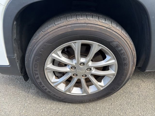 Used 2019 Jeep Cherokee Latitude w/ Popular Appearance Group image 5