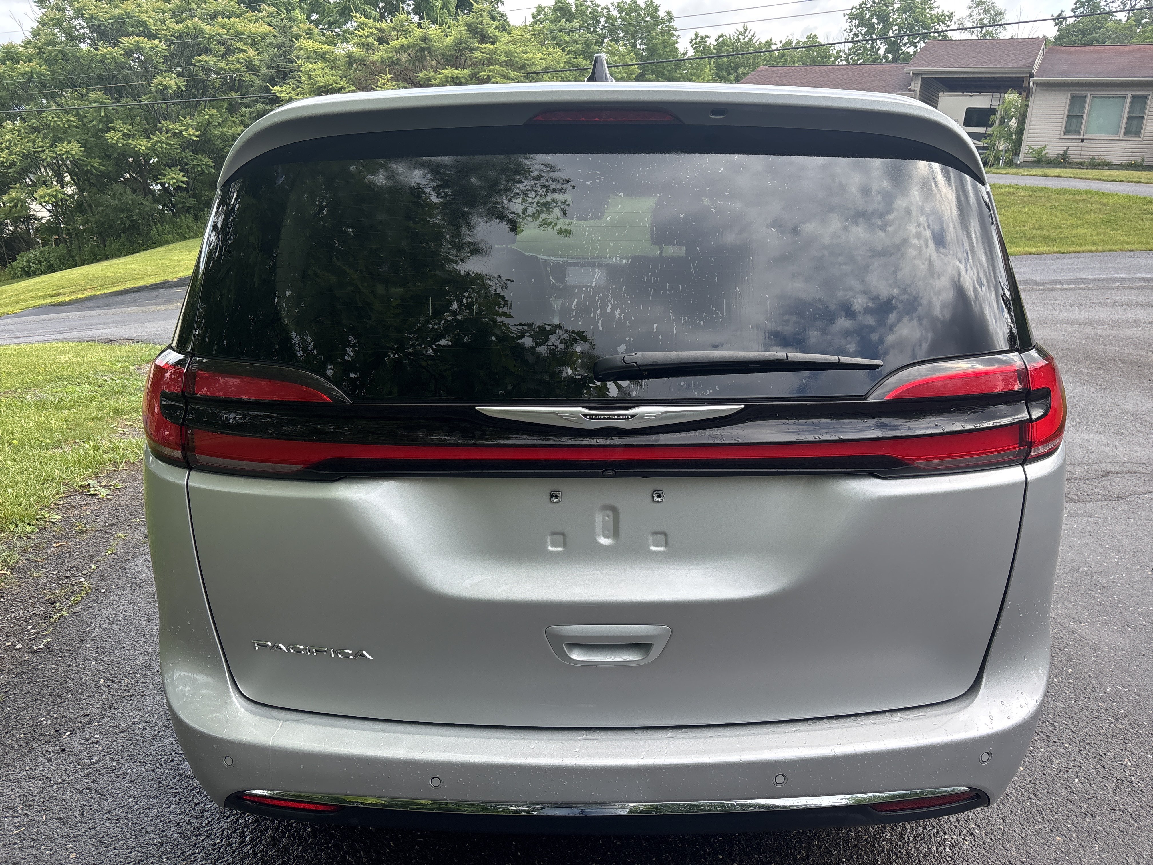 Used 2023 Chrysler Pacifica Touring-L FWD image 4