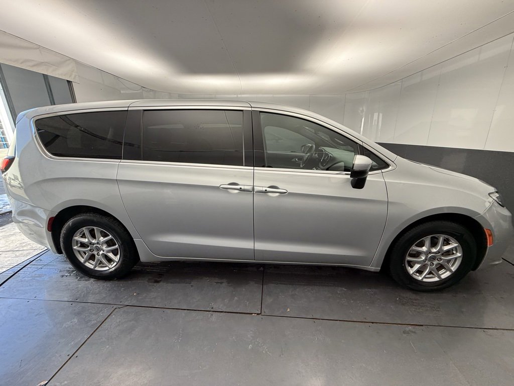 Used 2023 Chrysler Pacifica Touring image 13