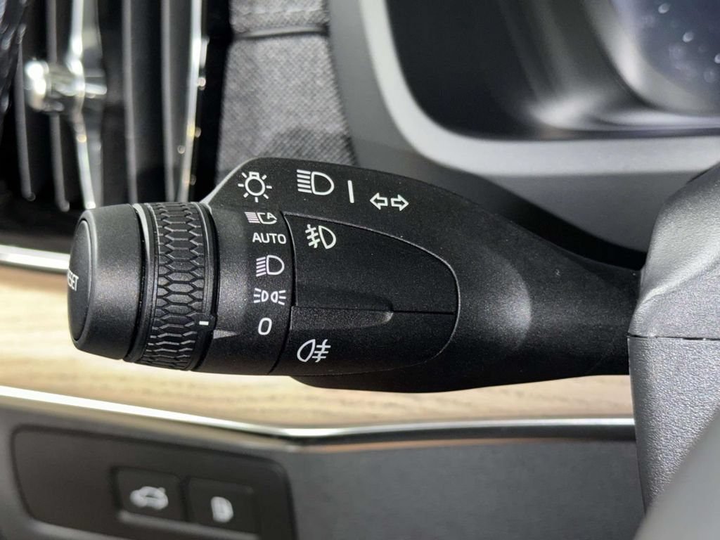 Certified 2025 Volvo XC90 T8 Plus w/ Protection Package Premier AWD/4WD image 28