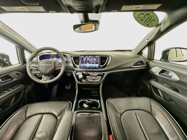 Used 2025 Chrysler Pacifica Premium FWD image 3