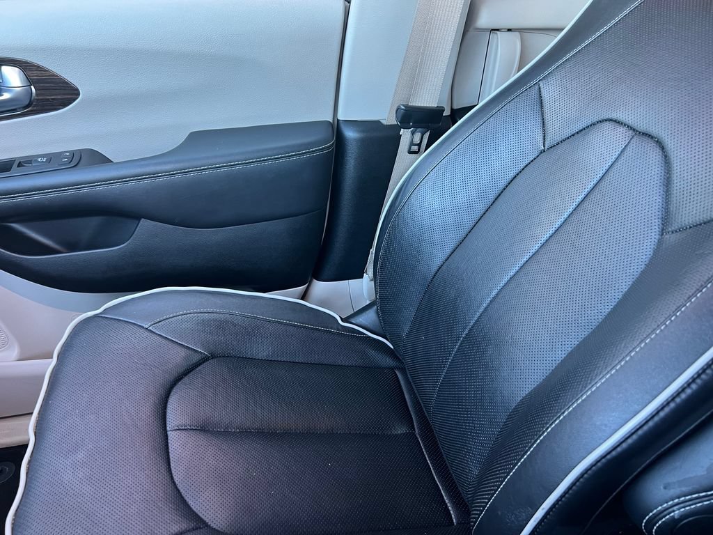 Used 2023 Chrysler Pacifica Limited FWD image 32