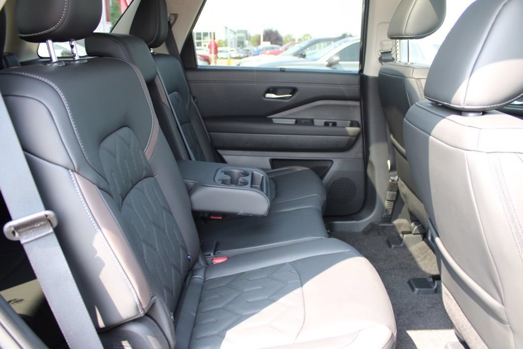 New 2026 Nissan Pathfinder Platinum w/ Cargo Package AWD/4WD image 18