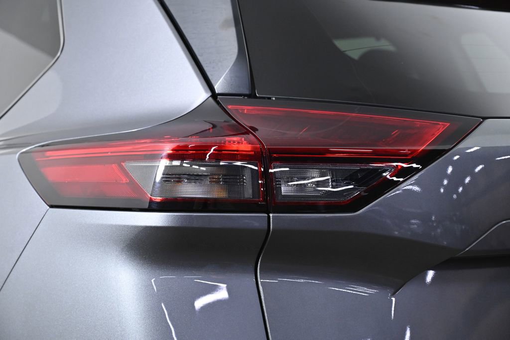 Used 2022 Nissan Rogue SV w/ SV Premium Package image 8