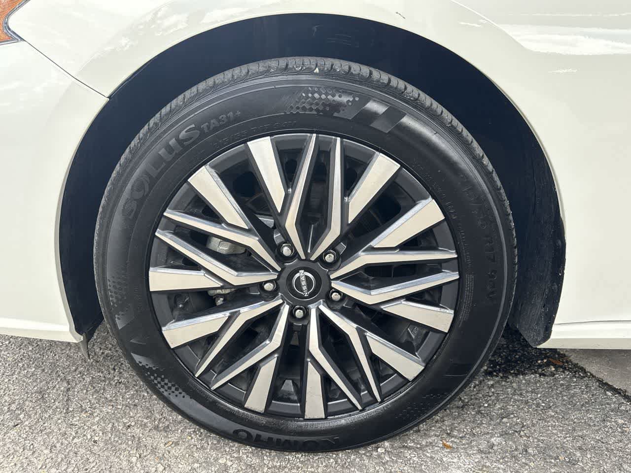 Used 2025 Nissan Altima 2.5 SV FWD image 11