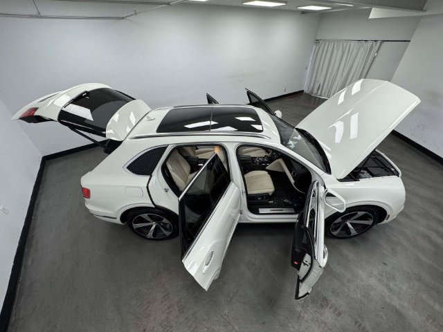 Used 2020 Bentley Bentayga AWD/4WD image 15