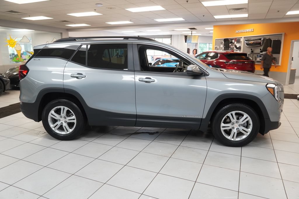 Used 2024 GMC Terrain SLE w/ Driver Convenience Package FWD image 14