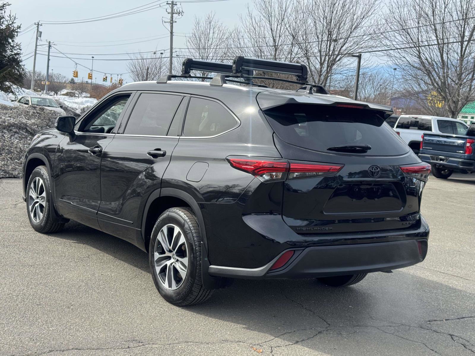 Used 2022 Toyota Highlander XLE AWD/4WD image 5